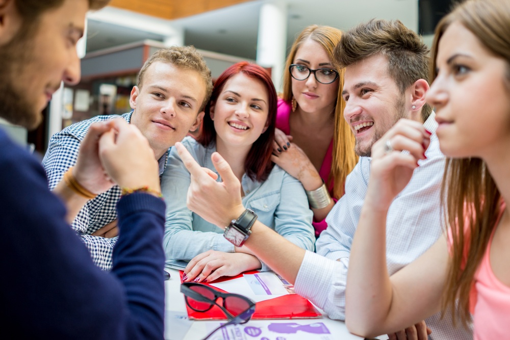 Students movies. Бизнес с друзьями картинки. Friends are discussing. Friends teasing. Это мы с друзьями обсуждаем ютуб.